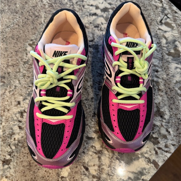 NIKE AIR MAX MOTO 2K (Size 7) - Picture 8 of 12